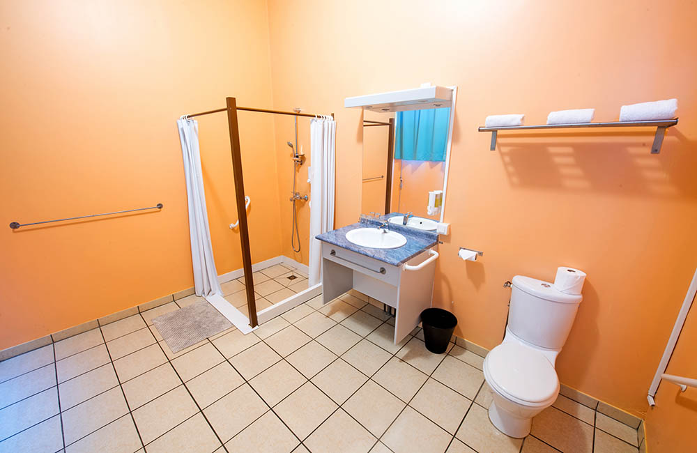 Tahiti Airport Hotel Chambre climatisée adpatée aux personnes à mobilité réduite Tahiti Airport Hotel Chambre climatisée adaptée aux PMR